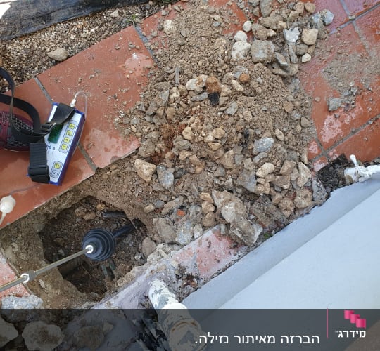מכשיר לגילוי נזילות על רצפה עם אדמה חשופה